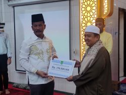 Muhammad Rudi Serahkan Bantuan Pembangunan Masjid di Bengkong