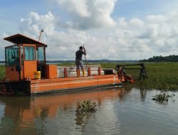 Pembersihan Eceng Gondok Terus Dilakukan Demi Ketersediaan Air