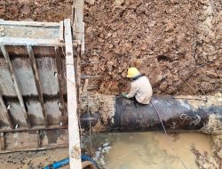 Respons Cepat BU SPAM BP Batam Perbaiki Kebocoran Pipa di Areal Central Sukajadi