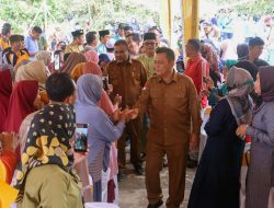 Gubernur Ansar Serahkan Bantuan Benih Pertanian dan Peternakan di Kundur