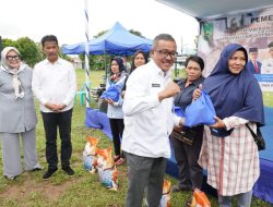 Jefridin Serahkan Sembako untuk 2.637 KPm-PHK di Sei Beduk dan Nongsa