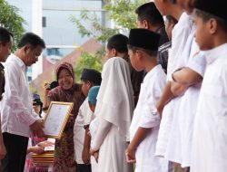 Rudi dan Mensos Serahkan Dokumen Kependudukan Anak Naungan LKSA se-Batam