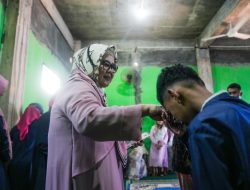 Ketua Umum Pikori BP Batam Serahkan Bantuan Sembako