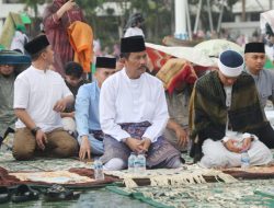 Salat Idul Fitri di Engku Putri, Wali Kota Rudi Bertahan Dibawah Guyuran Hujan
