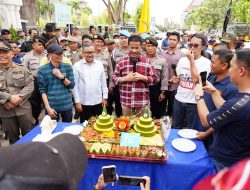 Muhammad Rudi Potong Tumpeng Bareng Buruh