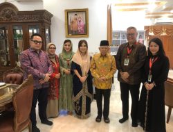 Saat Halal Bihalal, IBA Berikan Bea Siswa ke Santri dan Universitas Syeikh Nawawi