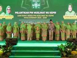 Khofifah Lantik Marlin Agustina Rudi dan PW Muslimat NU Kepri 2024-2029