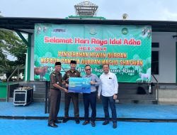 PLN Batam dan Kejati Kepri Serahkan Kurban Sapi Kepada Masyarakat