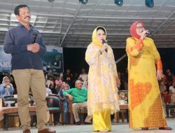 Hibur Masyarakat Batam, Rudi-Marlin Ikut Bernostalgia bersama Hetty Koes Endang