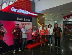 Pelanggan Batam Menang Motor Sport di Program Telkomsel POIN Undi Undi Hepi