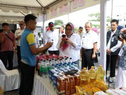 Tinjau GPM, Marlin Borong Dagangan UMKM dan Bagikan Gratis ke Warga