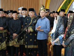 Amsakar dan Li Claudia Disambut Pejabat Pemko dan BP Batam, LAM Tabur Beras Kunyit