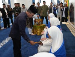 Amsakar Achmad Lepas Jemaah Calon Haji Kota Batam