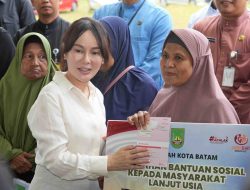 Li Claudia Chandra Serahkan Bantuan Tunai kepada Lansia