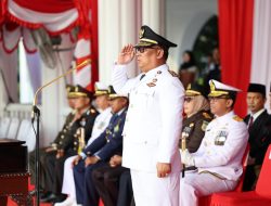 Wagub Nyanyang Haris Pimpin Upacara Penurunan Bendera HUT ke-80 RI, Tegaskan Makna Persatuan dan Pengorbanan