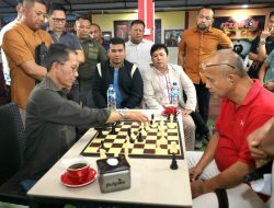Amsakar Nikmati Kebersamaan dengan Warga di Turnamen Catur san Domino