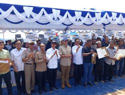 Kepala BP Batam dan Mentrans Serahkan 94 SHM Rumah Warga Rempang