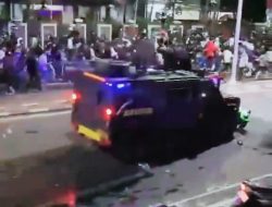 Warganet Kecam Aksi Kendaraan Taktis Lindas Ojol Saat Demo Buruh di Kawasan DPR RI