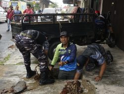 Antisipasi Banjir, Wakil Bupati Lingga Tinjau dan Bersihkan Saluran Air