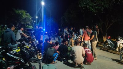 Sejumlah remaja yang melakukan aksi balap liar di kawasan masjid agung natuna saat terjaring razia polisi. (Foto: istimewa).