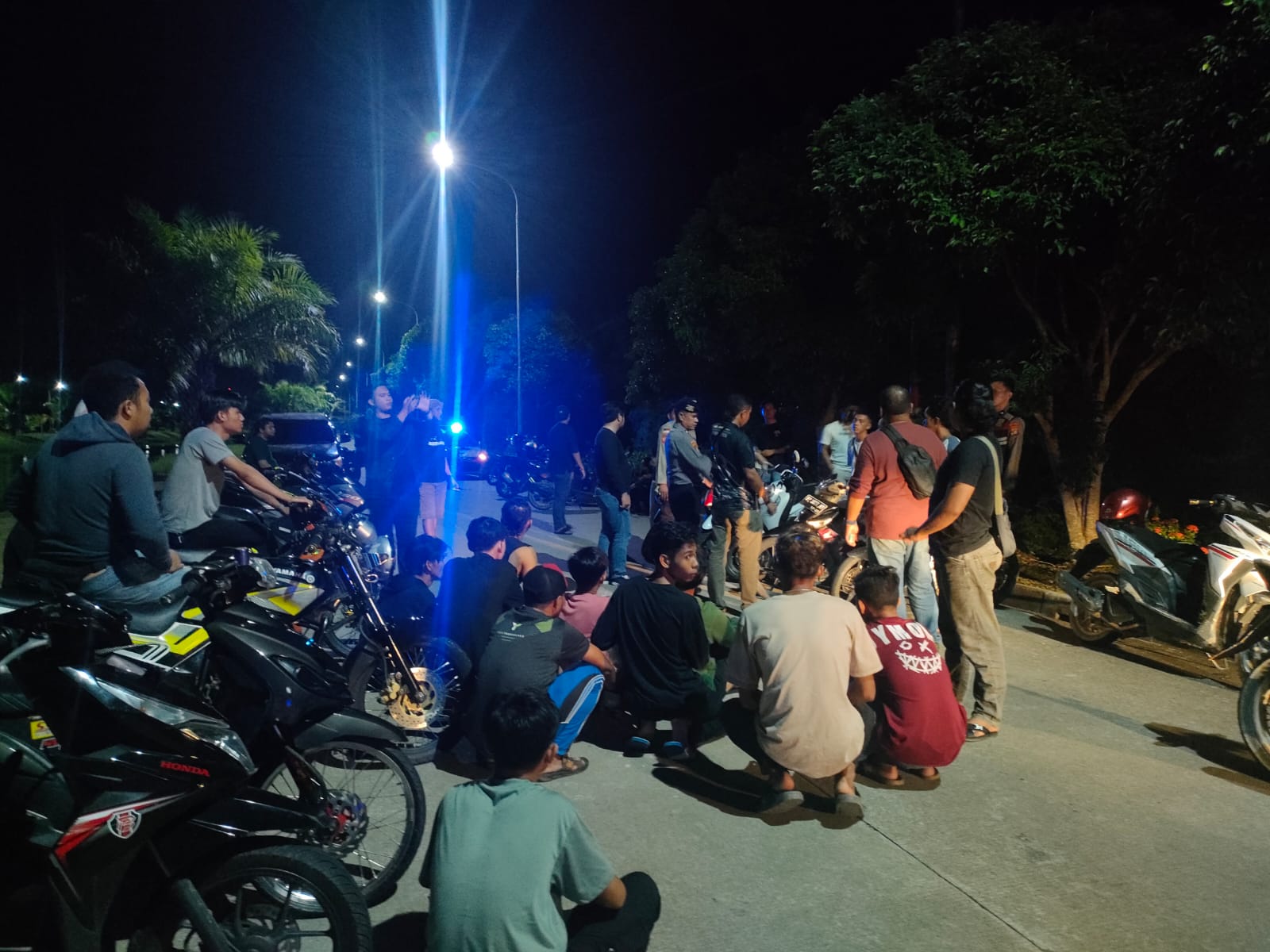 Sejumlah remaja yang melakukan aksi balap liar di kawasan masjid agung natuna saat terjaring razia polisi. (Foto: istimewa).