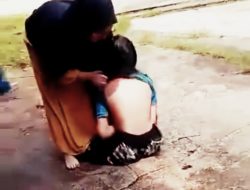 VIRAL ! Emak-emak di Karimun Aniaya Remaja SMA Hingga Nyaris Ditelanjangi