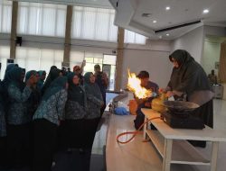 Emak-Emak PKK Simulasi Penanganan Kebocoran Tabung Gas dan Penggunaan Apar