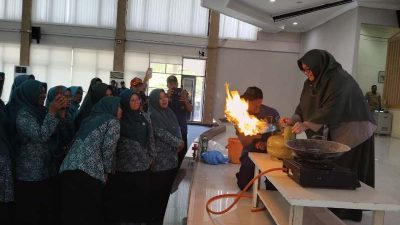 Emak-Emak PKK Simulasi Penanganan Kebocoran Tabung Gas dan Penggunaan Apar