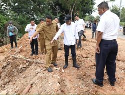 Gaya Pemimpin Lapangan, Amsakar Tinjau Progres Jalan Isa dan Keluarkan Banjir Legenda Malaka