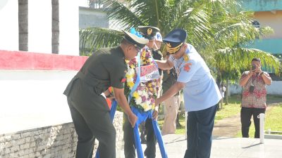 Aspers Kaskogabwilhan I Pimpin Upacara Tabur Bunga Peringatan HUT ke-80 TNI di TMP Tanjungpinang