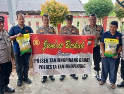 Polsek Tanjungpinang Barat Gelar Jumat Berkah, Bagikan Beras SPHP