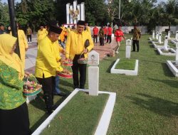 HUT ke 61 Tahun, Pengurus Golkar Tanjungpinang Bagi Sembako Hingga Ziarah Makam Sesepuh