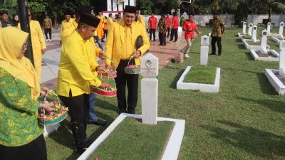 HUT ke 61 Tahun, Pengurus Golkar Tanjungpinang Bagi Sembako Hingga Ziarah Makam Sesepuh