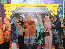 Erlita Amsakar Anggun Kenakan Batik Barelang di Dekrafest Kepri 2025