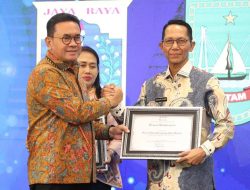 Batam Raih Penghargaan Perlindungan Konsumen 2025, Menteri Budi Santoso Serahkan ke Amsakar