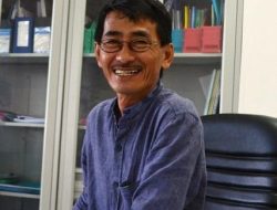 Lingga di Persimpangan