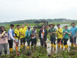 Gotong Royong bersama Masyarakat Bersihkan Waduk Duriangkang