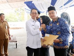 Amsakar Serahkan Serahkan SK untuk 593 PPPK, Minta Tingkatkan lPelayanan Publik
