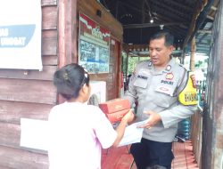 Polsek Bukit Bestari Bagi-bagi Makan Gratis Kepada Warga Terdampak Banjir di Tanjung Unggat