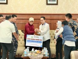 Amsakar-Li Claudia Salurkan Bantuan Rp4,8 M, Wagub Aceh Titip Salam untuk Warga Batam