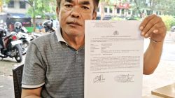 Mantan Anggota DPRD Kota Tamjungpinang, Hot Asi Silitonga, saat menunjukan bukti laporan ke Polresta Kota Tanjungpiang pada hari Selasa malam 21 April 2026.