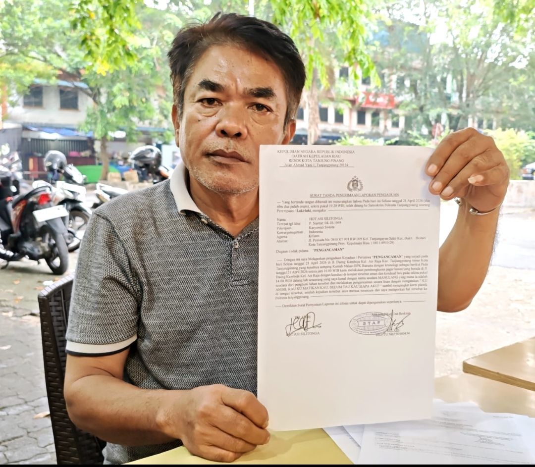 Mantan Anggota DPRD Kota Tamjungpinang, Hot Asi Silitonga, saat menunjukan bukti laporan ke Polresta Kota Tanjungpiang pada hari Selasa malam 21 April 2026.