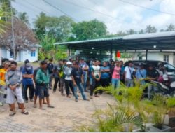 Tuntut Hentikan Proses Hukum, Nelayan Berakit Aksi Damai Depan Kantor Desa