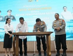 BP Batam-Polri Perkuat Sinergi, Investasi Batam Jadi Prioritas  Batam – Badan Pengusahaan Batam (BP Batam) dan Kepolisian Negara Republik Indonesia (Polri) memperkuat sinergi dalam menjaga keamanan, ketertiban, serta kepastian hukum di wilayah kerja BP Batam.   Penguatan kerja sama itu ditandai dengan penandatanganan Nota Kesepahaman (MoU) antara BP Batam dan Polri di Balairung Sari BP Batam, Jumat (21/8/2026).  MoU tersebut ditandatangani Kepala BP Batam Amsakar Achmad, didampingi Wakil Kepala BP Batam Li Claudia Chandra, bersama Asisten Utama Operasi (Astama Ops) Polri, Komjen Pol Muhammad Fadil Imran.  Pada kesempatan yang sama, BP Batam juga menandatangani Naskah Perjanjian Kerja Sama (PKS) dengan Kepolisian Daerah Kepulauan Riau (Polda Kepri), yang ditandatangani Amsakar Achmad bersama Kapolda Kepri, Irjen Pol Asep Safrudin.   Adapun ruang lingkup kerja sama meliputi pertukaran dan pemanfaatan data serta informasi, bantuan pengamanan, penanganan konflik sosial, penegakan hukum, peningkatan kapasitas dan pendayagunaan sumber daya manusia, serta pemanfaatan sarana dan prasarana.  Kepala BP Batam Amsakar Achmad mengatakan kerja sama tersebut merupakan bentuk komitmen bersama untuk memastikan Batam tetap berada dalam kondisi aman dan kondusif.  “Penguatan kolaborasi antara BP Batam, Polri, dan Polda Kepri dinilai penting seiring dengan posisi Batam sebagai kawasan strategis nasional dan salah satu pusat pertumbuhan ekonomi di wilayah perbatasan Indonesia,” ujar Amsakar.   Dengan dukungan situasi keamanan yang kondusif dan kepastian hukum yang terjaga, BP Batam optimistis iklim investasi dan aktivitas ekonomi di Batam dapat terus berkembang secara berkelanjutan.  “Kami juga berharap penandatanganan ini dapat memperkuat soliditas BP Batam dan Polri dalam penyelesaian permasalahan hukum di Kota Batam,” harap Amsakar.  Asisten Utama Operasi (Astama Ops) Polri, Komjen Pol Muhammad Fadil Imran mengatakan perpanjangan kerja sama ini merupakan momentum untuk memperbarui sekaligus memperkuat komitmen bersama dalam menjaga Batam.  “Keinginan kami adalah, Polri hadir tidak hanya sebagai security provider, tapi juga sebagai partner pembangunan,” ujar Fadil.  Agar cita-cita tersebut terwujud, Fadil meminta jajaran Polda Kepri mengawal implementasi kerja sama tersebut agar tidak berhenti pada seremoni penandatanganan.  “Saya titip kepada Kapolda Kepri dan jajaran agar Nota Kesepahaman ini betul-betul dikawal implementasinya,” kata Fadil.***