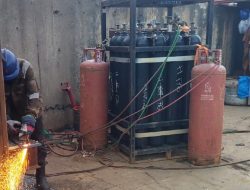 Asa Pekerja Diantara Bunga Api Pelat Baja Galangan Kapal dan Gas 50 Kg Pertamina